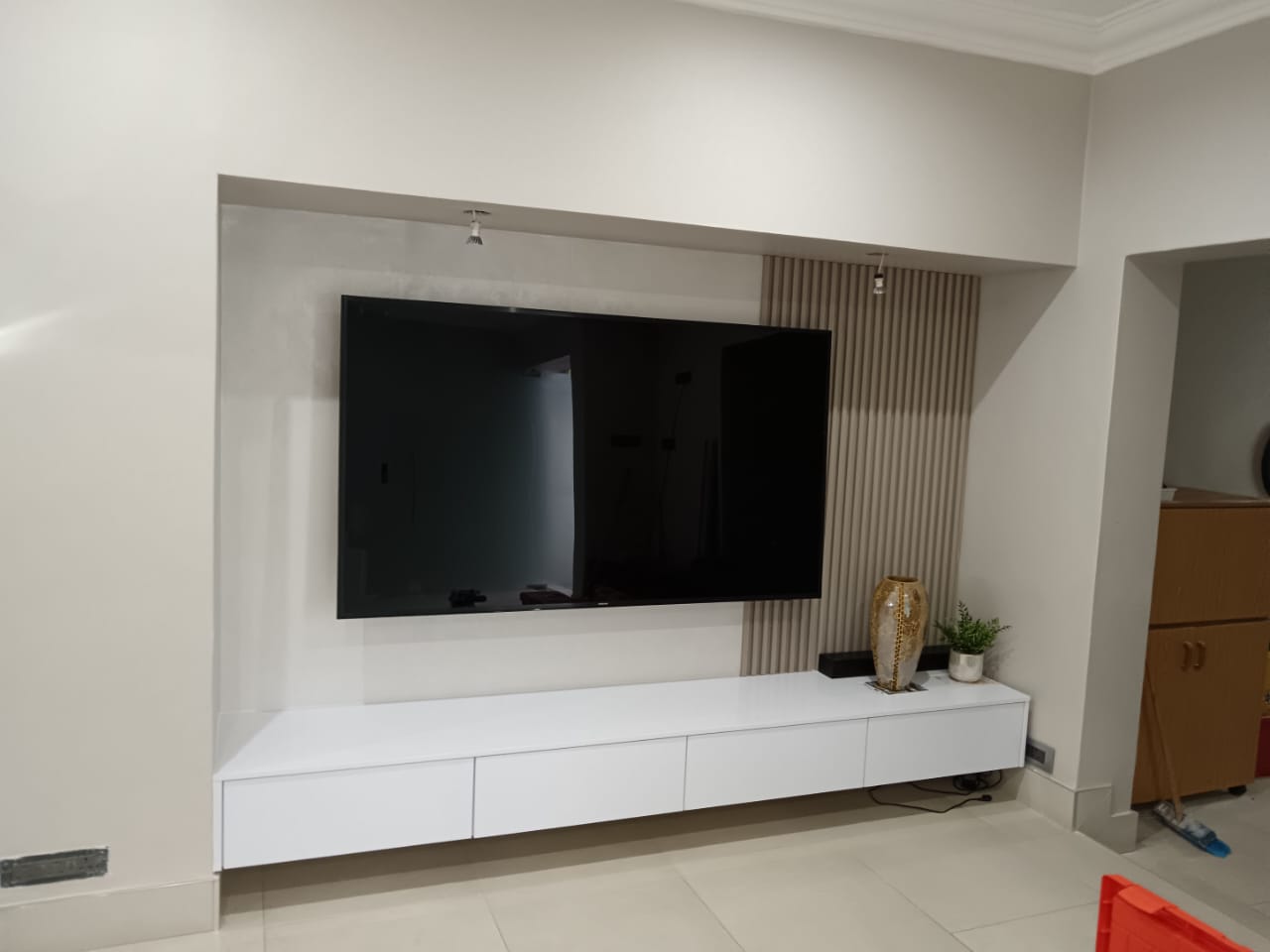 Built-in bookshelf and display unit